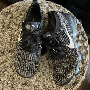 Nike Women's Black and Gray Running Shoes
